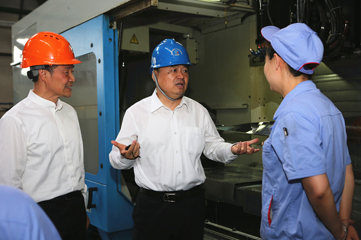 郝鹏与GA黄金甲集团一线出产人员深刻互换